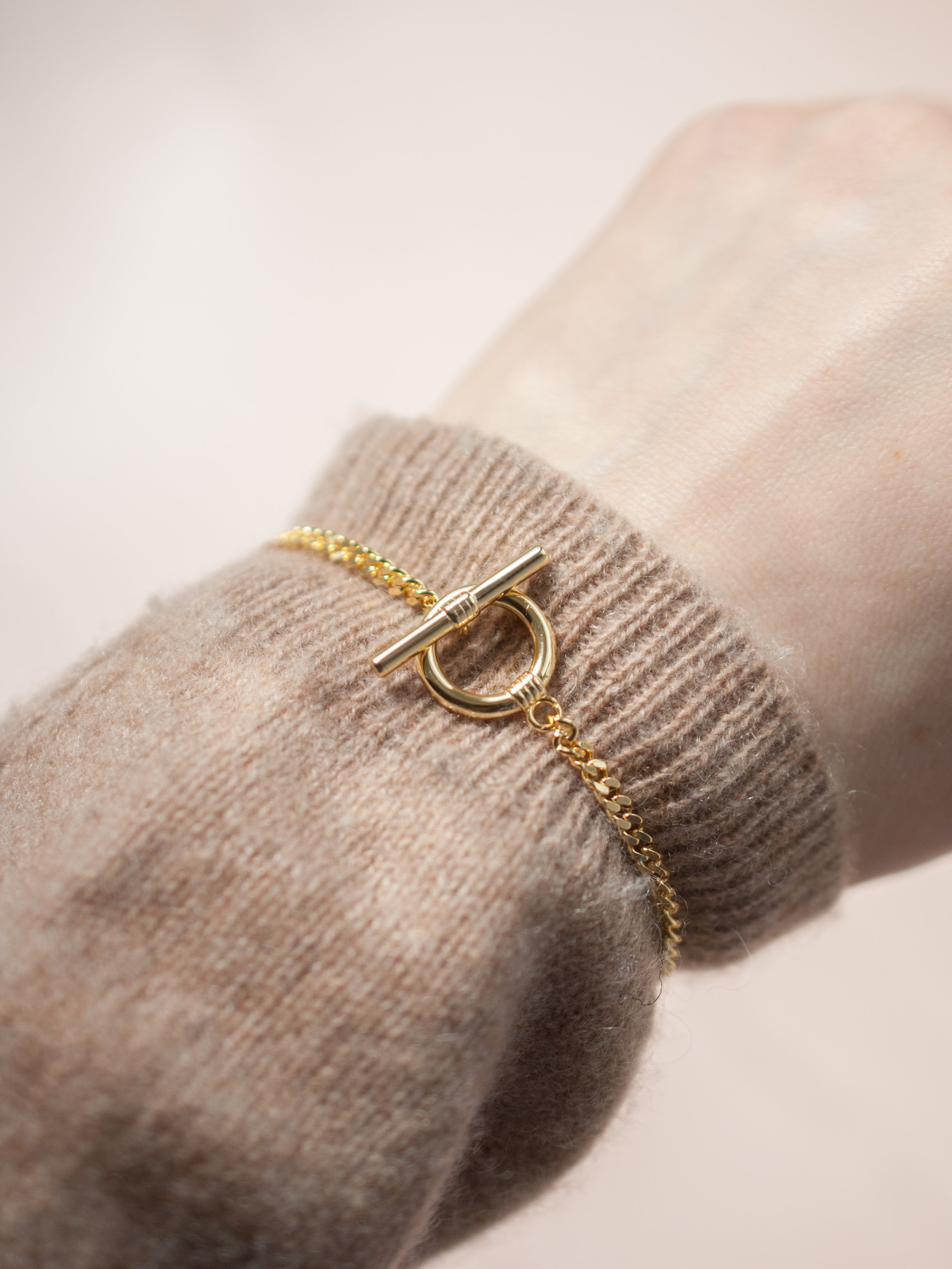 T-Clasp Bracelet Gold
