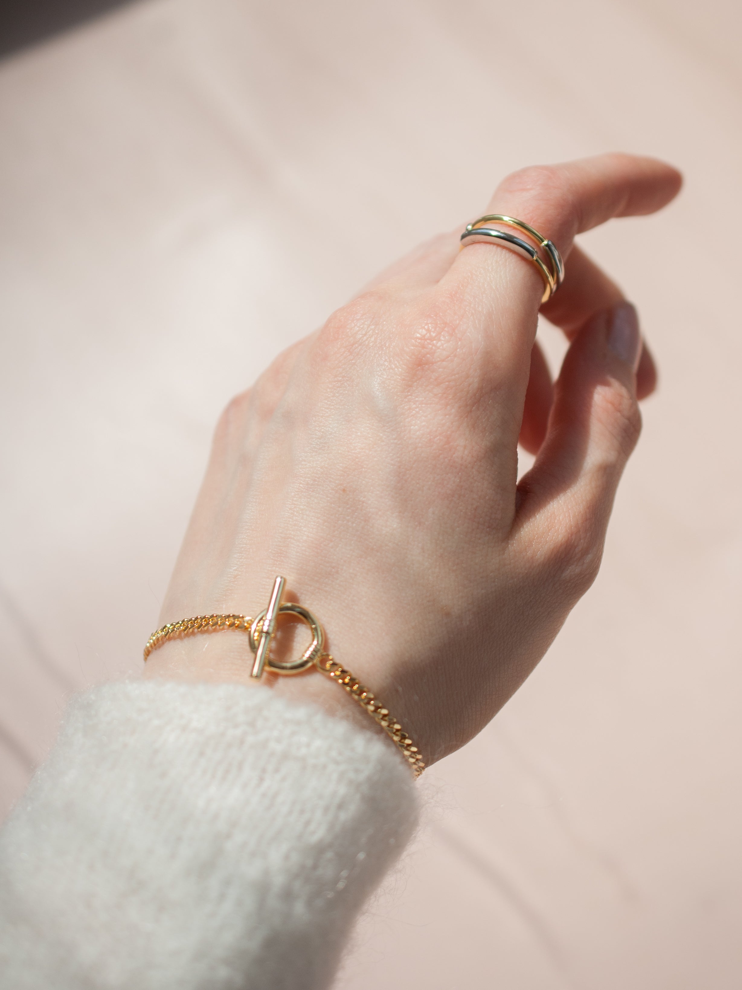 T-Clasp Bracelet Gold